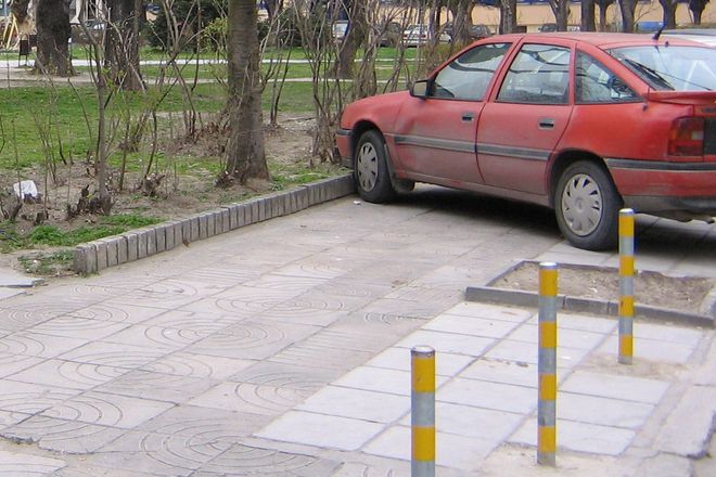 Avtomobil parkiran na varnenski trotoar