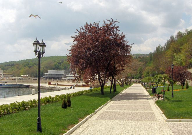 Крайбрежна алея във варненски курорт