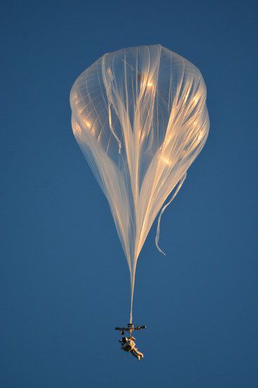 Алън Юстас се издига на рекордна височина с балон