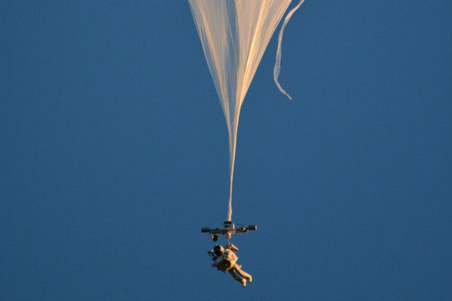 Alan yustas se izdiga na rekordna visochina s balon