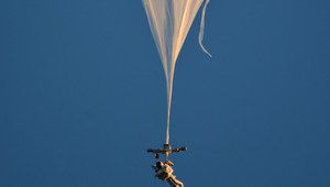 Алън Юстас се издига на рекордна височина с балон