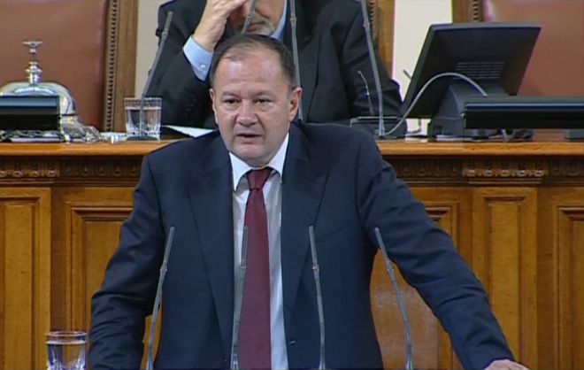Михаил Миков на парламентарната трибуна