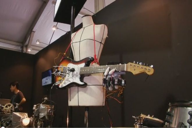 Robot sviri na kitara