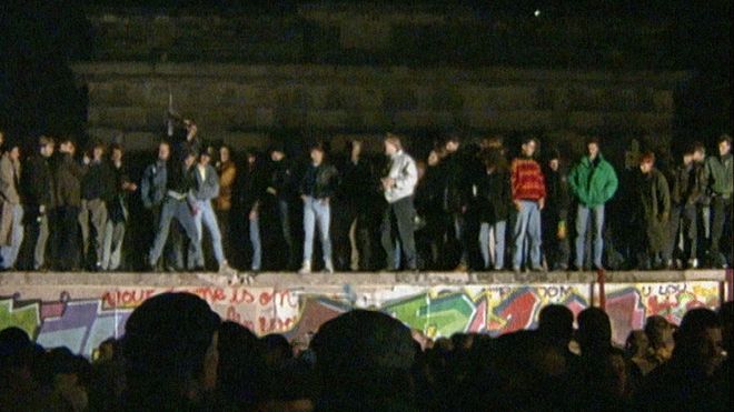 Тълпата върху Берлинската стена, 1989 г.