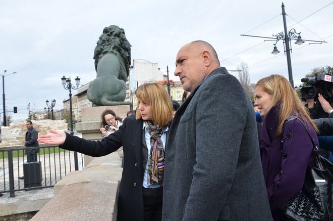 Фандъкова показва на Борисов обновения Лъвов мост
