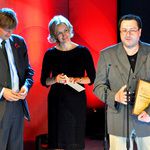 Посланик Джонатан Алън награждава лауреат на Mtel Media Masters 2014