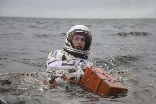 Ан Хатауей като астронавтка