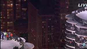 Ник Валенда ходи по въже между две кули със завързани очи