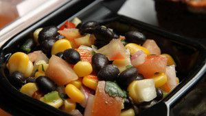 Салата от зеленчуци с царевица и черен боб