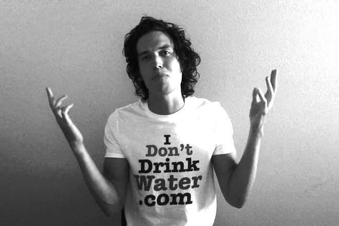 Mazhat koyto ne pie nikakvi technosti