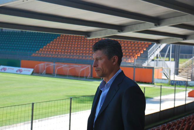 Красимир Балъков на стадиона в Ловеч