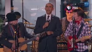 Обама и Уили Нелсън пеят на една сцена