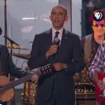 Обама и Уили Нелсън пеят на една сцена
