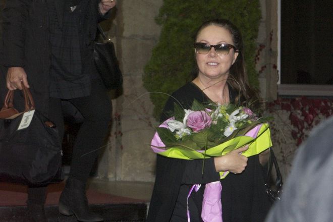 Sara braytman posreshtnata s buket tsvetya