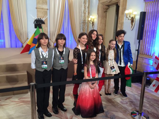 Крисия, Хасан и Ибрахим с други участници в детската Евровизия