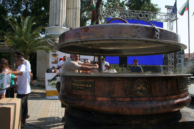 Ути Бъчваров готви на рекордно голям тиган