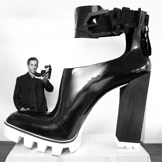 Кенет Коул и най-голямата обувка с висок ток