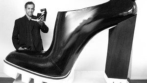 Кенет Коул и най-голямата обувка с висок ток