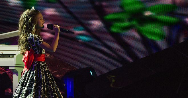 Крисия пее на детската Евровизия