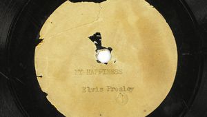Първата плоча, записана от Елвис