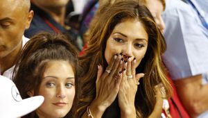 Никол Шерцингер стиска палци на Луис Хамилтън