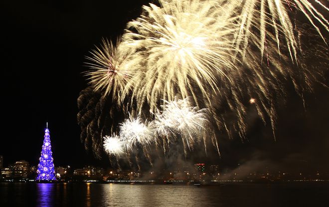 Елха и фойерверки в Рио