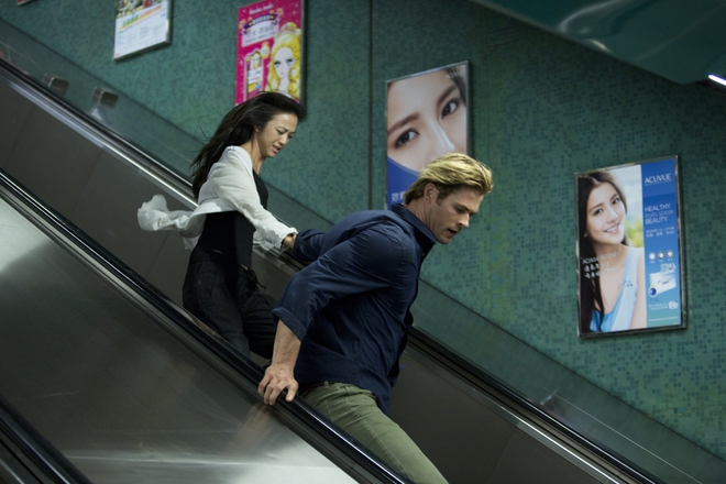 Крис Хемсуърт в хонконгското метро