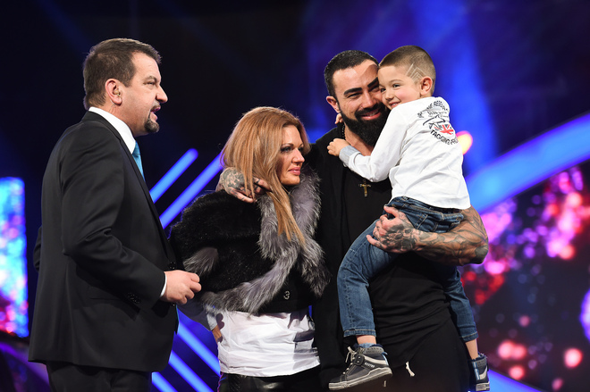 Ники Китаеца със семейството си