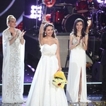 Деси, Кристина и Ати в дълги бели рокли