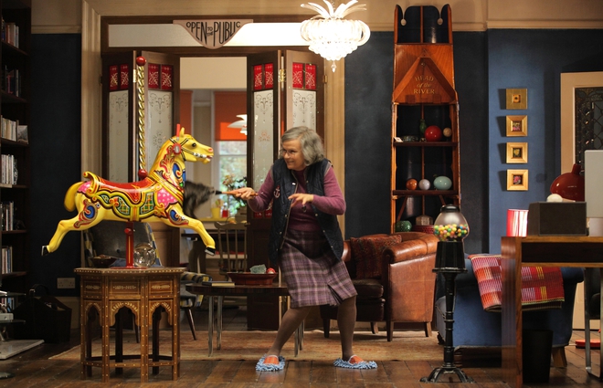 Джули Уолтърс като г-жа Бърд