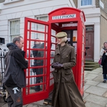 Никол Кидман край телефонна кабина в Лондон