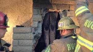 Пожарникари спасяват гола жена, заседнала в комин