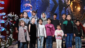 Деца пеят "Облаче ле, бяло" на сцената в НДК