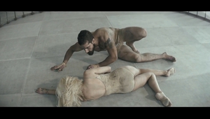 Шая Лабъф в клетка с танцьорката на Сия