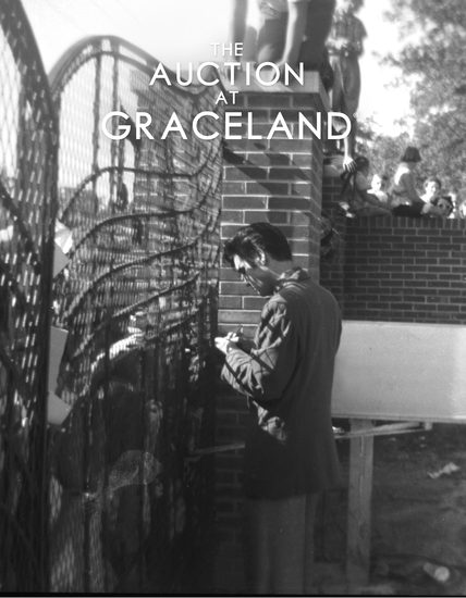 Елвис раздава автографи през оградата на "Грейсленд"