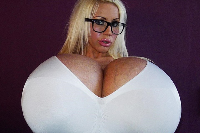 Nay golemiyat silikonov byust