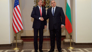 Джон Кери се ръкува с Бойко Борисов