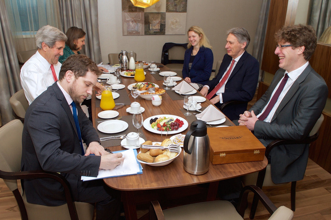 Джон Кери закусва с британския си колега в София