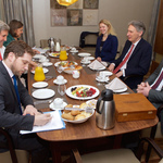 Джон Кери закусва с британския си колега в София