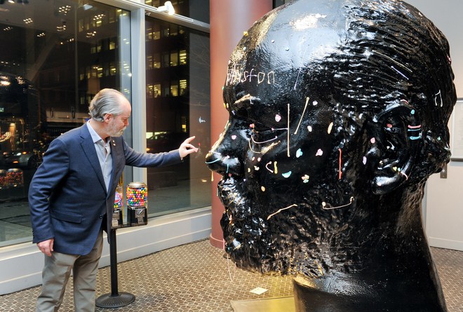 Залепи си дъвката върху главата ми