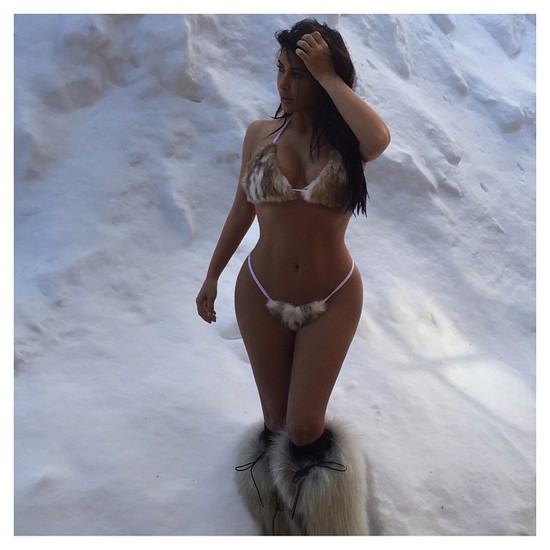 Ким Кардашиян - по бански на снега