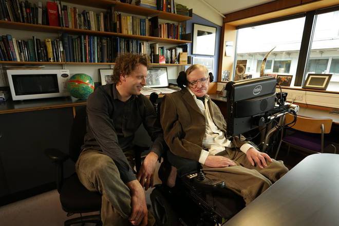 Стивън Хокинг и белгийският учен Томас Хертог