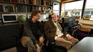 Стивън Хокинг и белгийският учен Томас Хертог