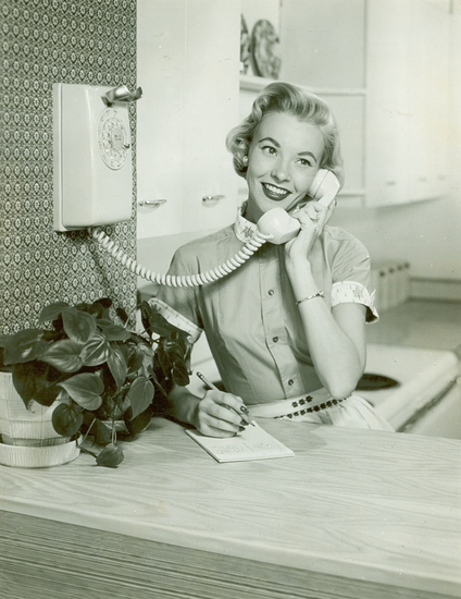 Домашен телефон, закачен на стената, 1957 г.