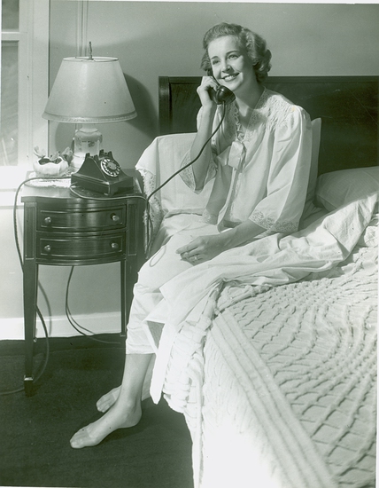 Стационарен телефон през 40-те