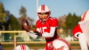 Адриана Лима играе американски футбол