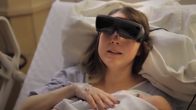 Сляпа жена вижда своето новородено бебе за първи път