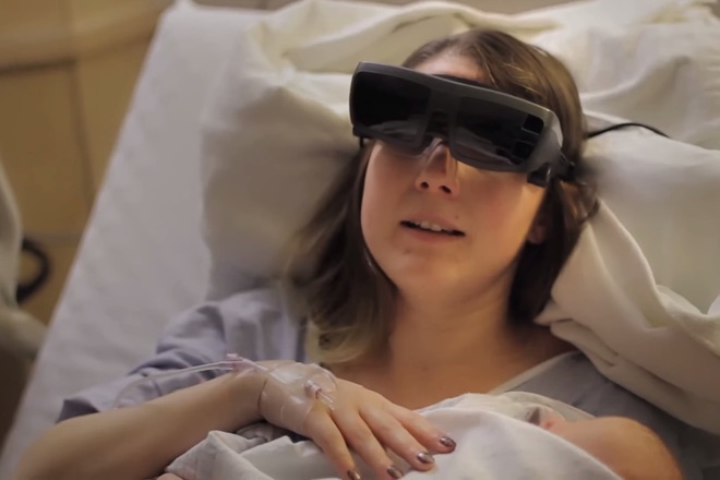 Slyapa zhena vizhda svoeto novorodeno bebe za parvi pat