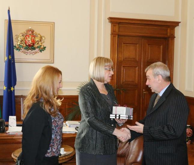 Цецка Цачева се среща с директорите на БНТ и БНР