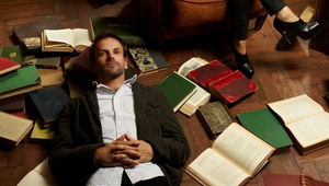 Шерлок Холмс и д-р Уотсън сред купчина книги